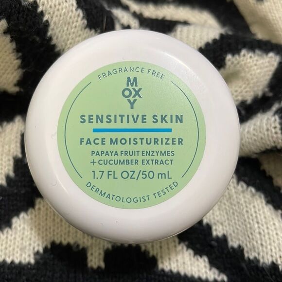 NEW- Moxy / Bath & Body Works- Sensitive Skin Face Moisturizer - Picture 1 of 4